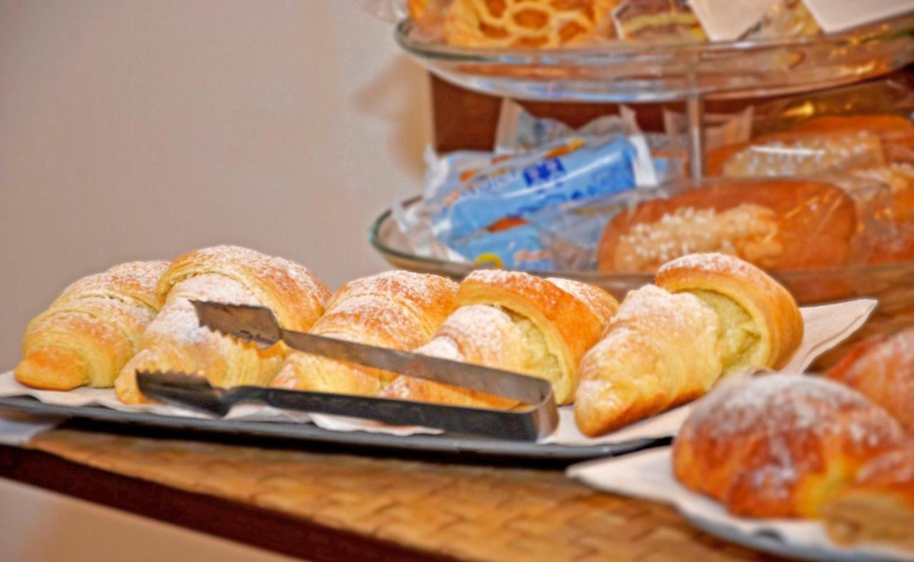 Bed & Breakfast A Castel Capuano Naples Luaran gambar